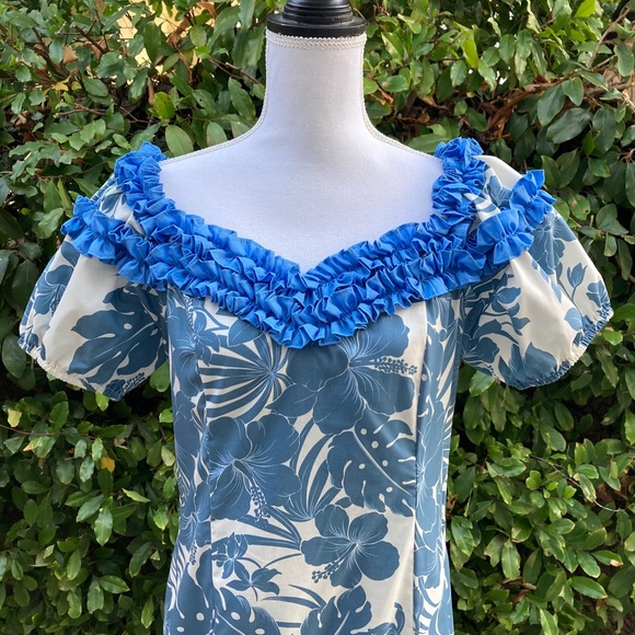 Royal Creation Hawaiian dress - Picture 4 of 6